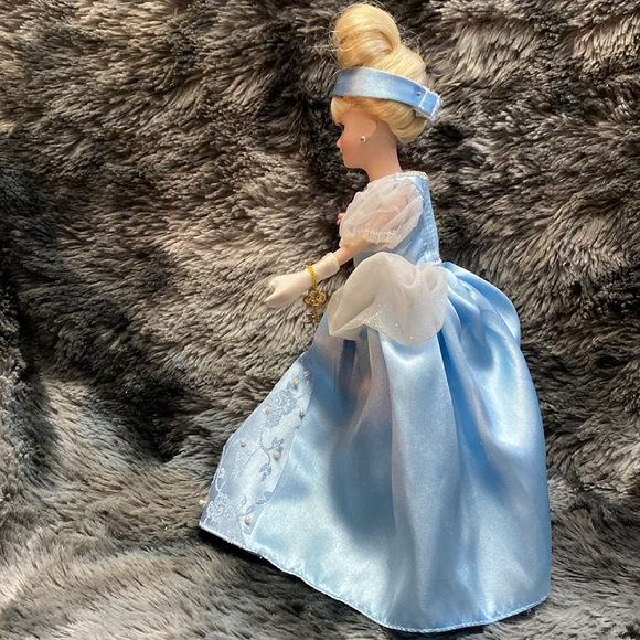 Porcelain Princess Cinderella - Picture 12 of 16